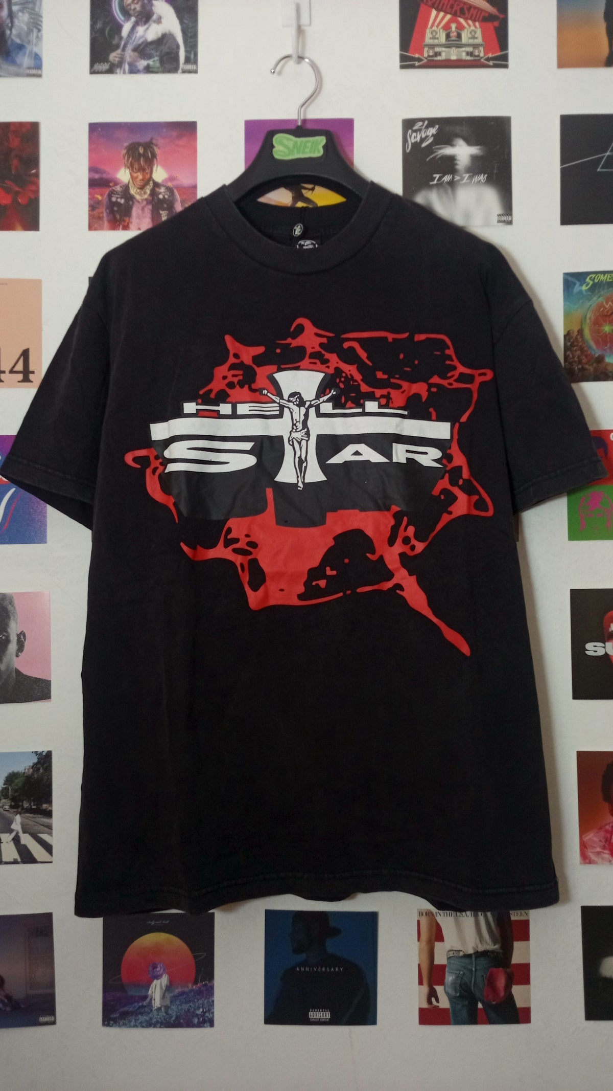 Hellstar Cross Emblem Tee - Negra y Roja