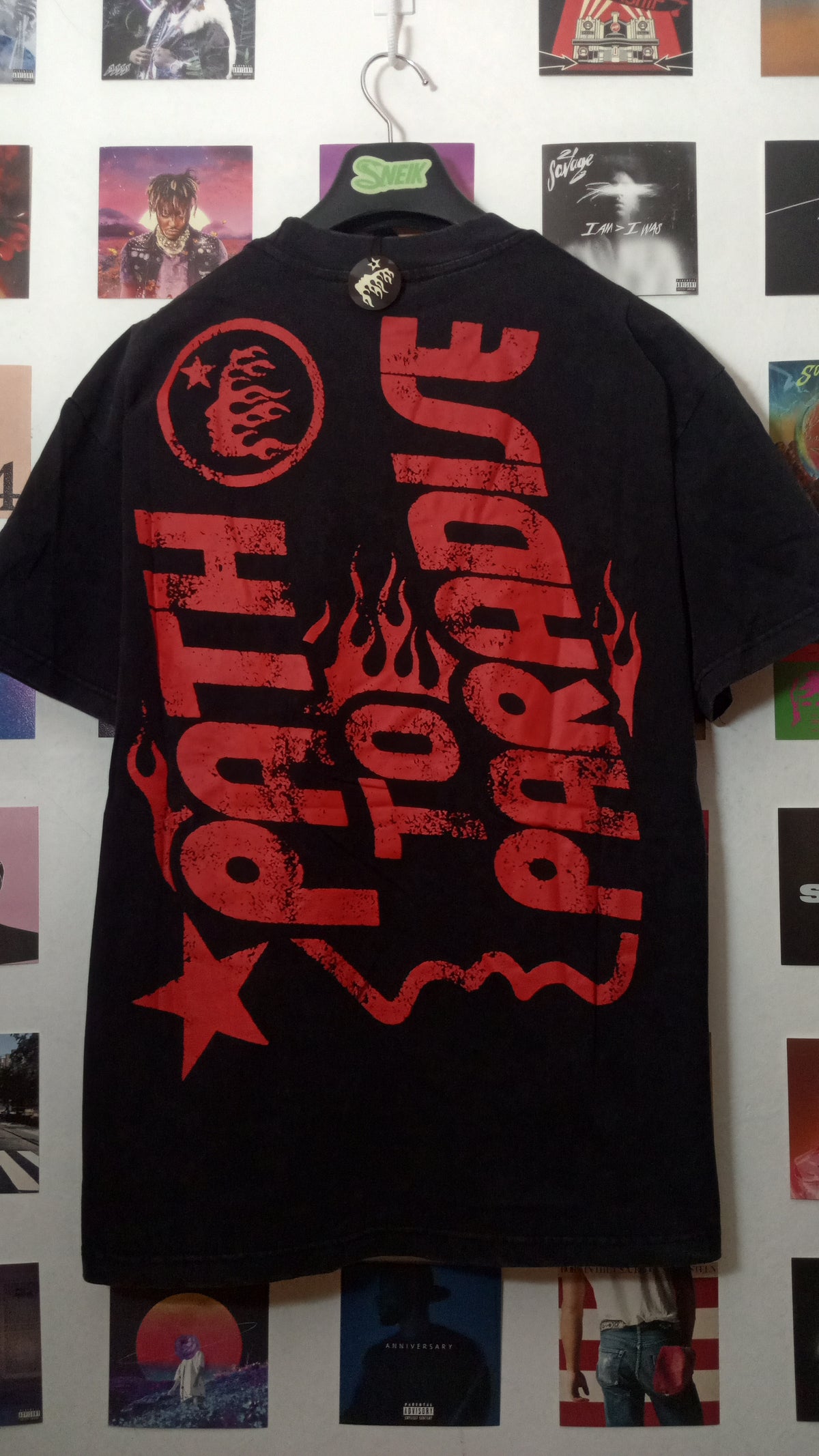 Hellstar Cross Emblem Tee - Negra y Roja