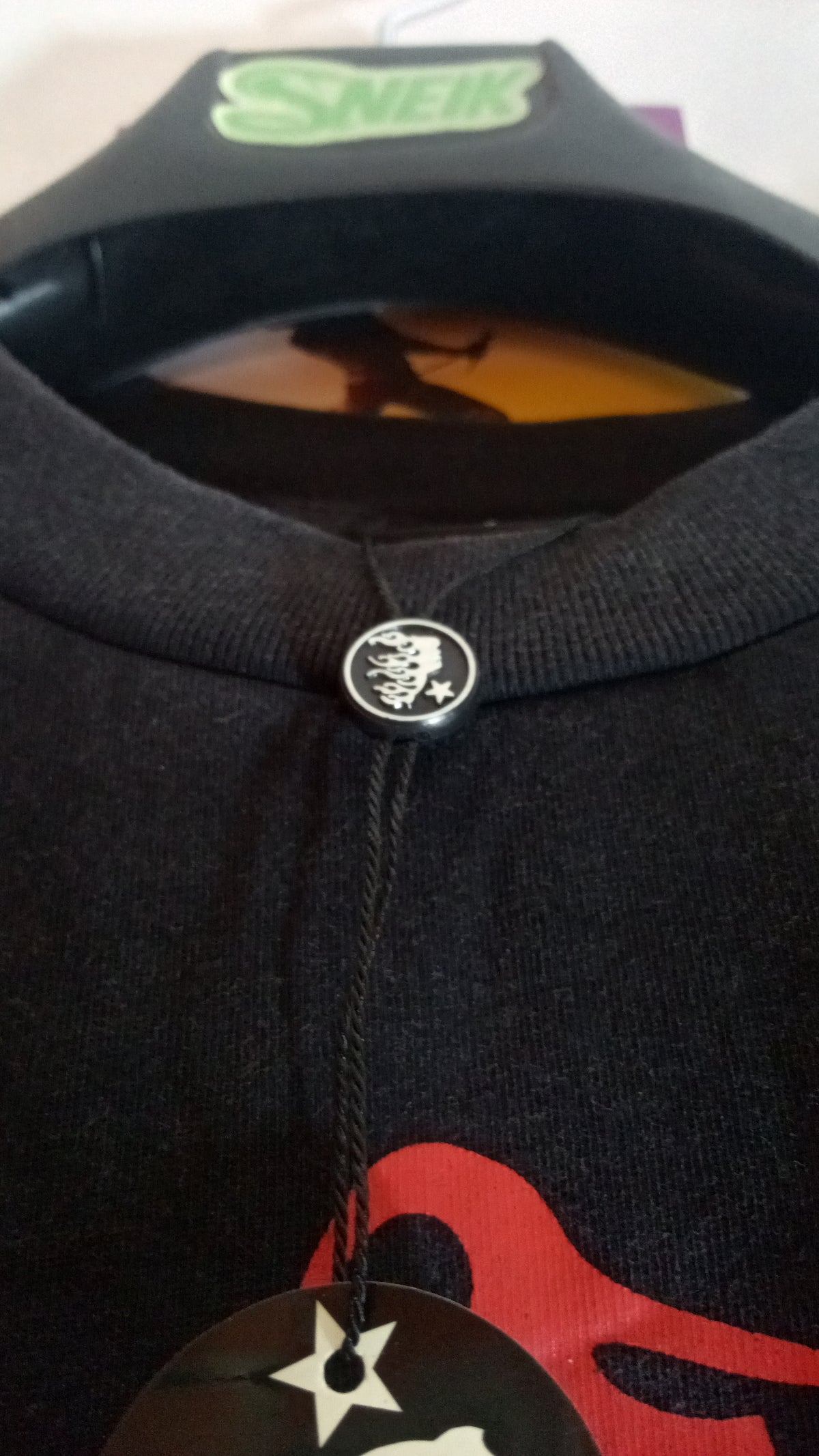Hellstar Cross Emblem Tee - Negra y Roja