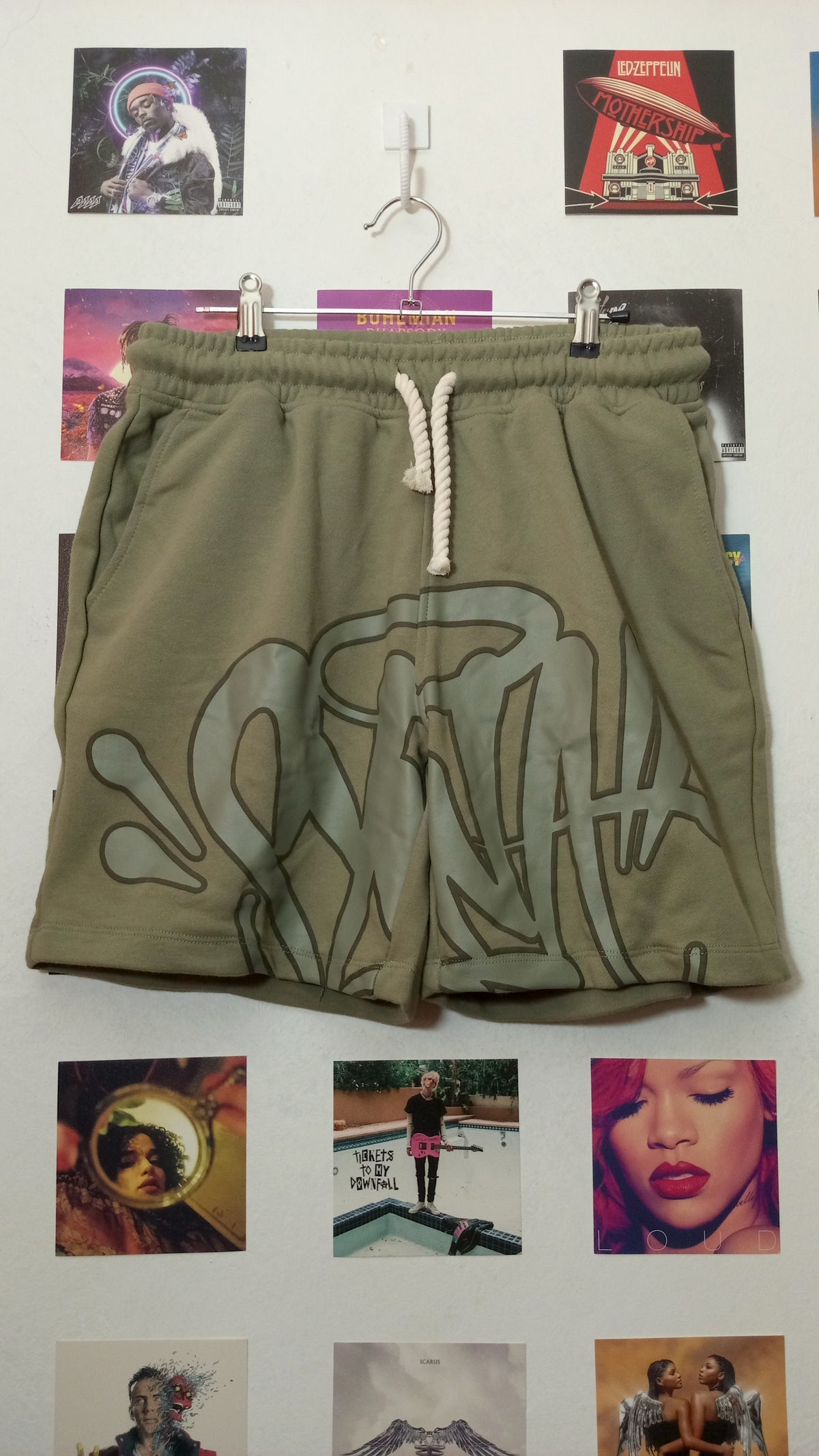 Syna World Graffiti Short - Verde Oliva