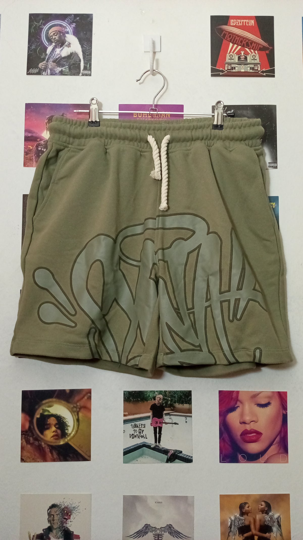 Syna World Graffiti Short - Verde Oliva