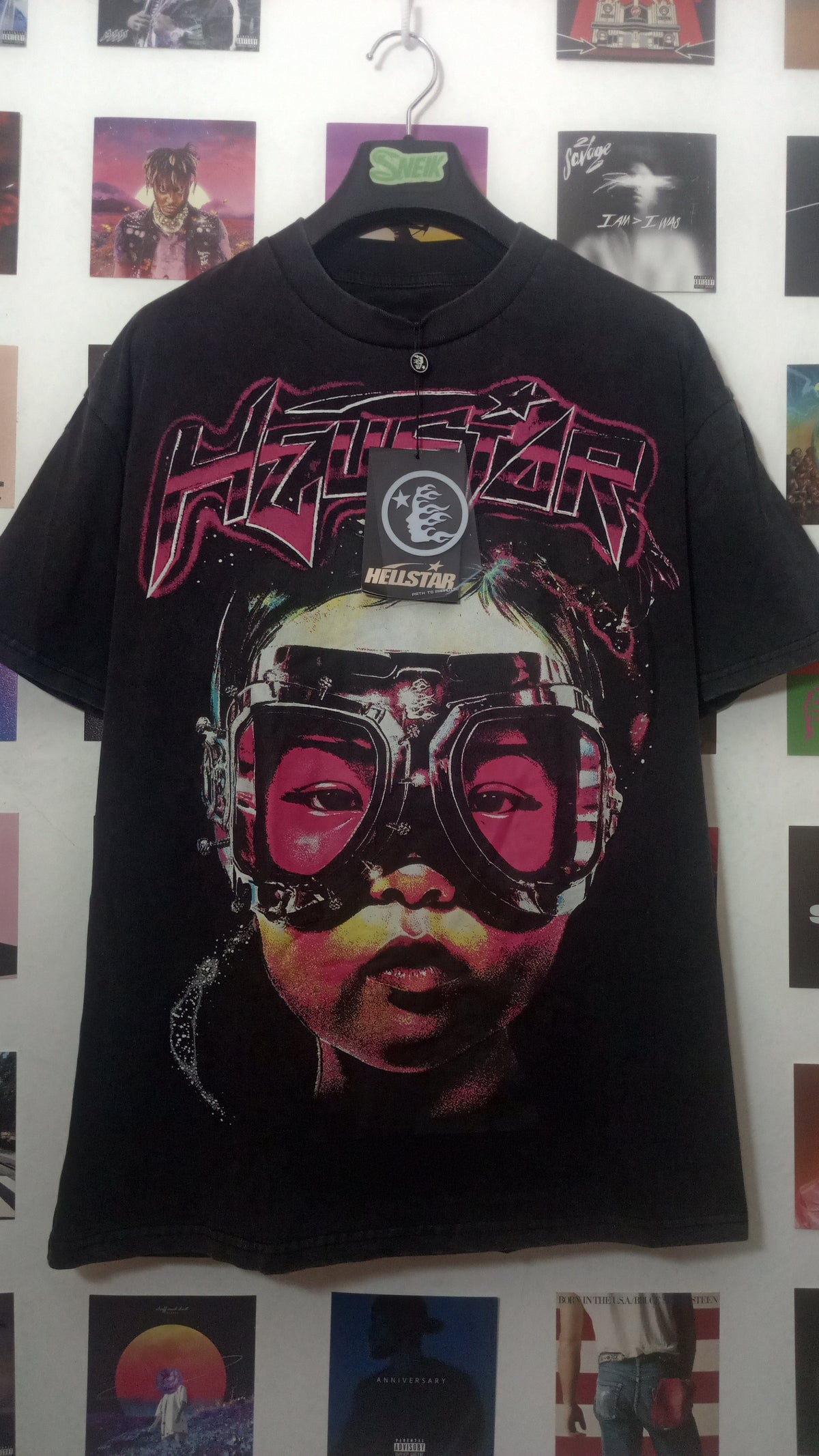 Hellstar The Future Is Hellstar Goggles Tee - Negra y Rosa
