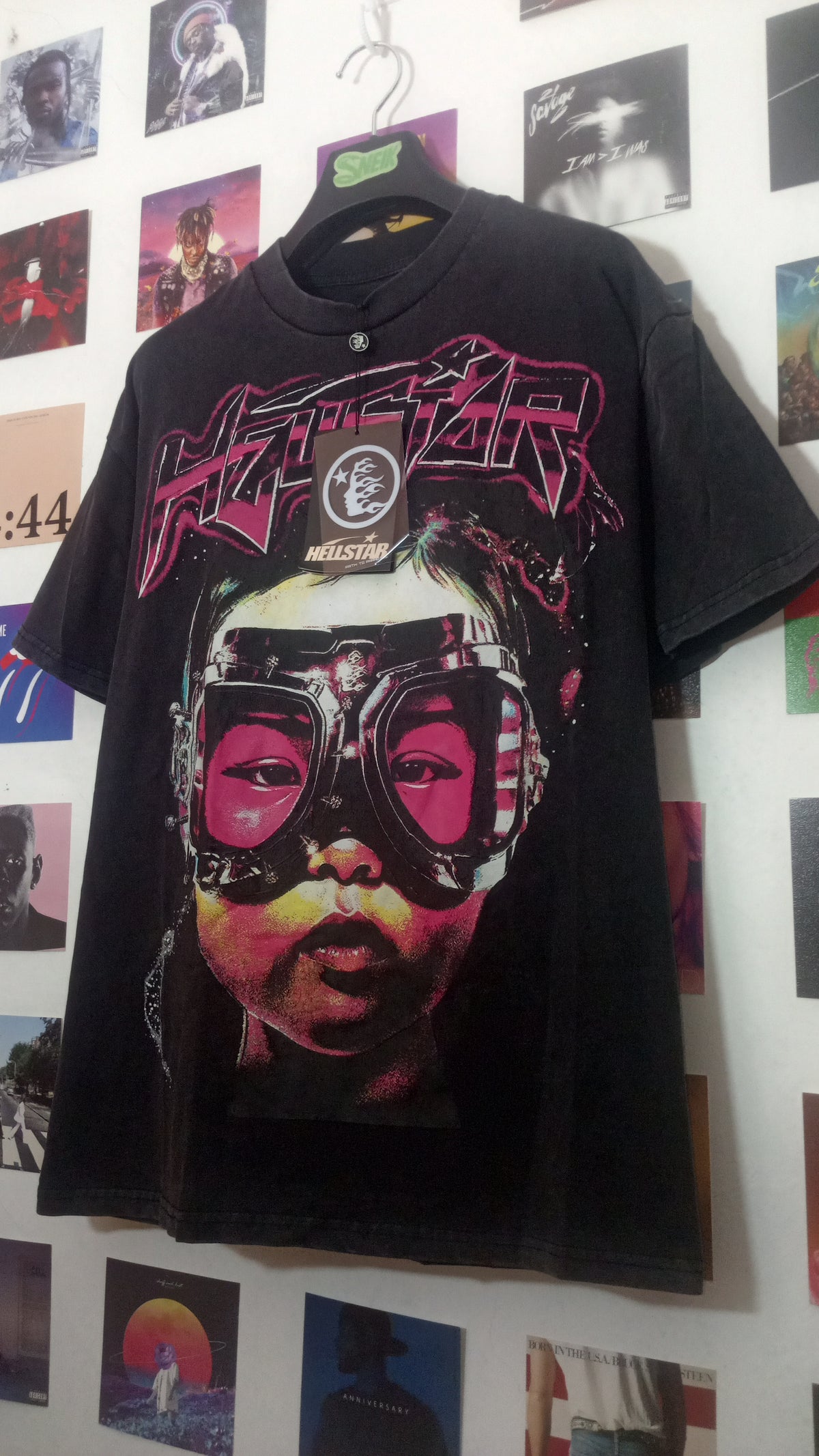 Hellstar The Future Is Hellstar Goggles Tee - Negra y Rosa