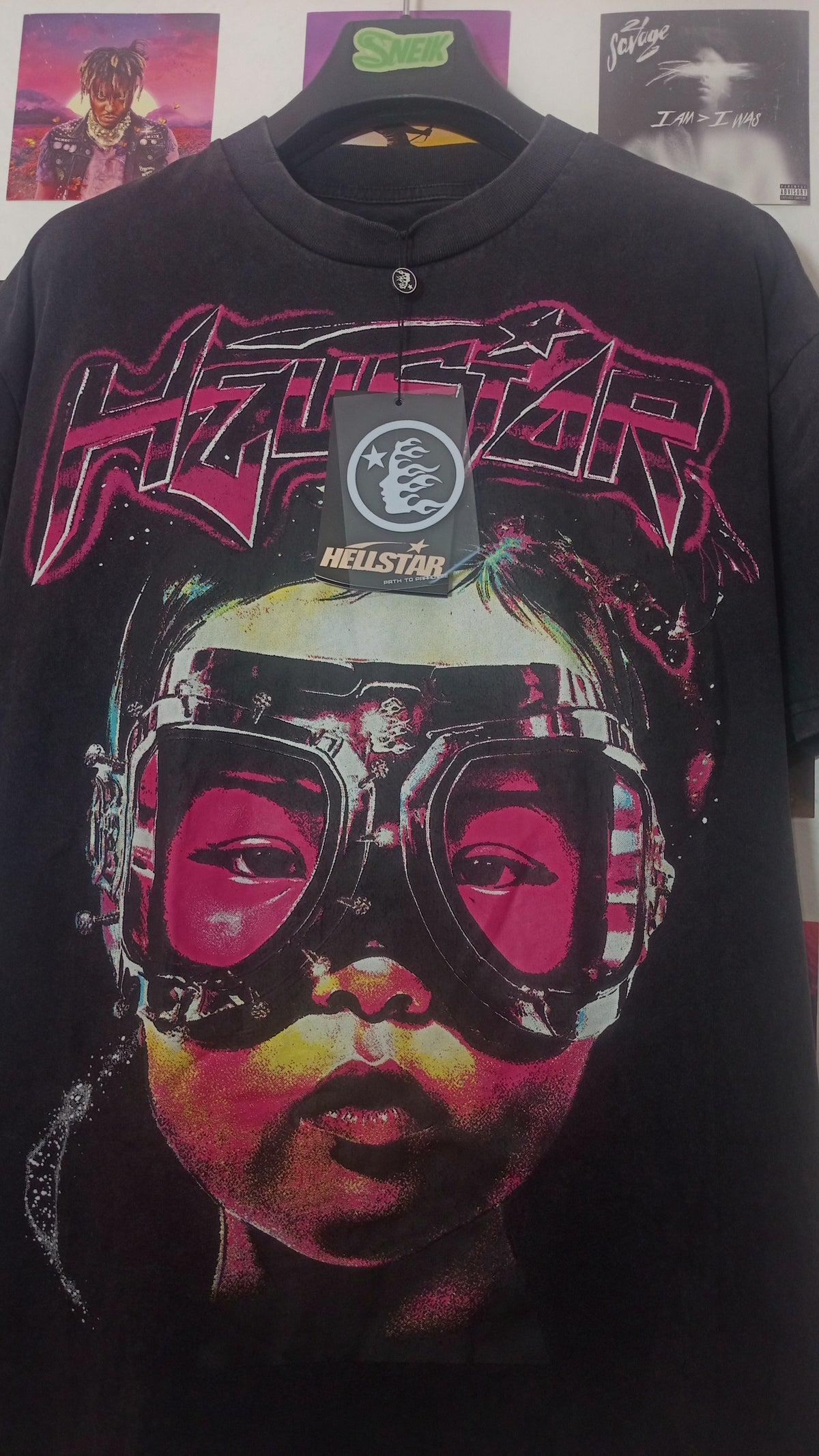 Hellstar The Future Is Hellstar Goggles Tee - Negra y Rosa