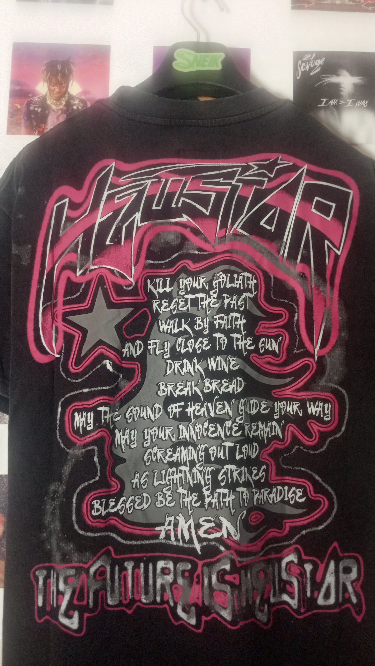 Hellstar The Future Is Hellstar Goggles Tee - Negra y Rosa